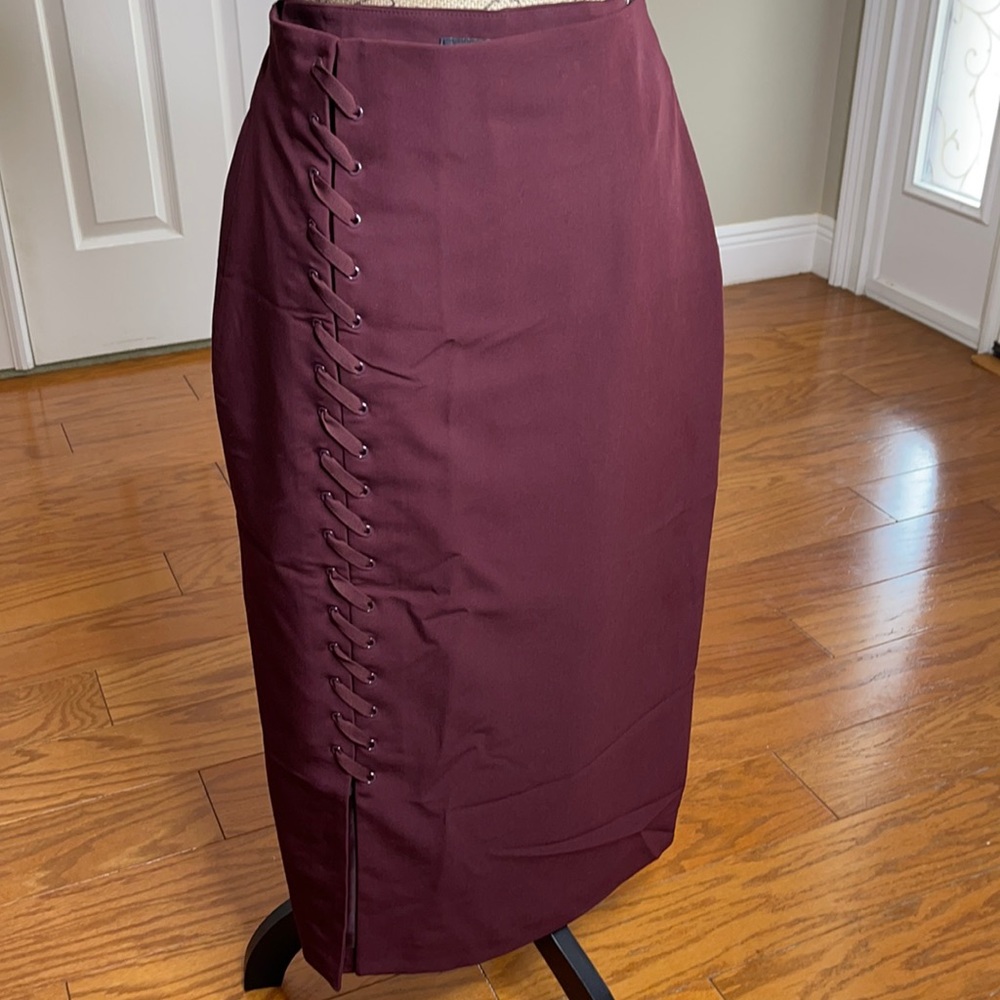 Long Maroon Worthington Lace front w pleat skirt